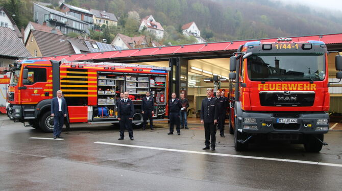 Die Uracher Feuerwehr hatte den Brand in der Dachgeschosswohnung auch dank ihrer zwei neuen Tanklöschfahrzeuge schnell unter Kon