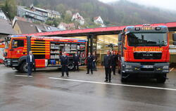 Die Uracher Feuerwehr hatte den Brand in der Dachgeschosswohnung auch dank ihrer zwei neuen Tanklöschfahrzeuge schnell unter Kon