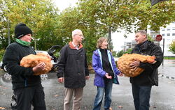 Man kennt und schätzt sich: Händler Matthias Rudolf (rechts) und seine Reutlinger Kundschaft auf dem Kartoffelmarkt. 