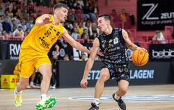 Tigers-Kapitän Till Jönke versucht, Münsters Aufbauspieler Jasper Günther (rechts) zu stoppen. 