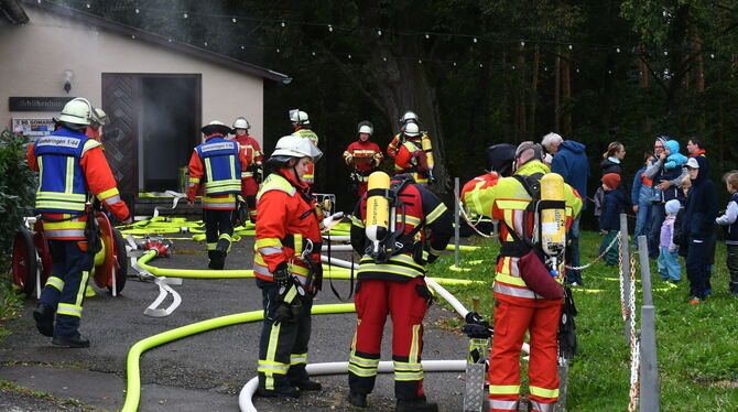 Vorbereitung zum Löschangriff beim Schützenhaus in Gomaringen.