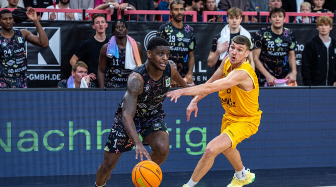 Nicht nur in dieser Aktion haben die Tigers um Kapitän Till Jönke (rechts) das Nachsehen gegen die Uni Baskets Münster.