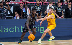 Nicht nur in dieser Aktion haben die Tigers um Kapitän Till Jönke (rechts) das Nachsehen gegen die Uni Baskets Münster. 