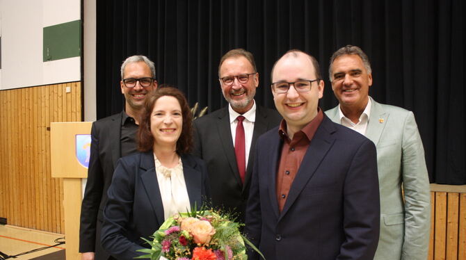 Simon Wagner, vorne mit seiner Frau Katharina, nach Ablegung seines Amtseids. Reden hielten (hinten von links) Martin Lutz (stel