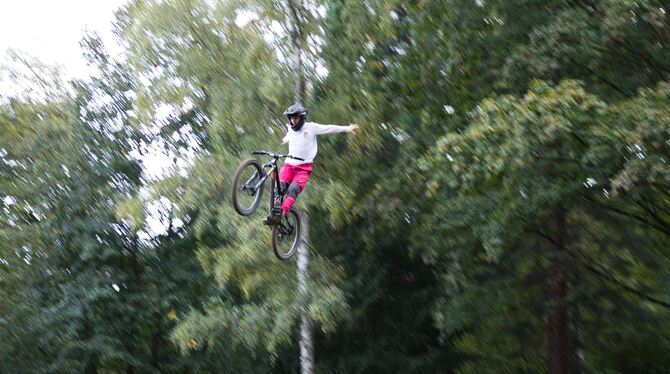 Waghalsige Sprünge gab es am Samstag im Pfullinger Bikepark zu sehen.  FOTO: PRIVAT