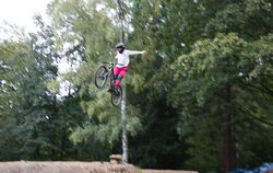 Waghalsige Sprünge gab es am Samstag im Pfullinger Bikepark zu sehen.  FOTO: PRIVAT