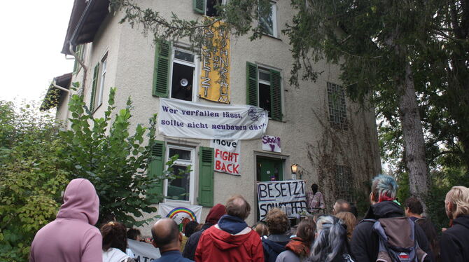 Am Sonntag erklärten Aktivisten gegen die Wohnstandsnot das Gebäude Siegwartstraße 11 in Tübingen für besetzt.