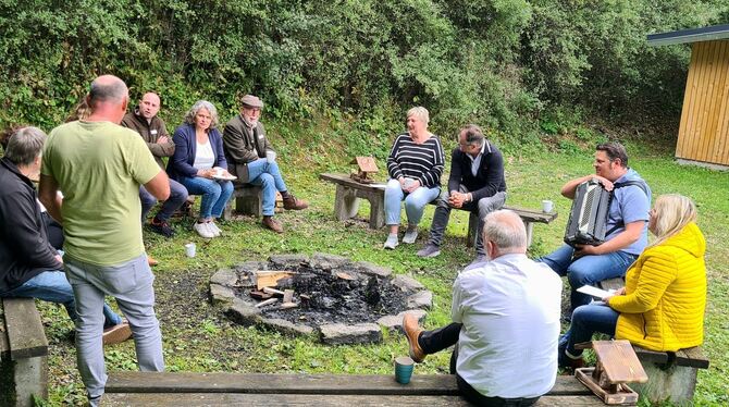 Abschlussbesprechung an der Wanderhütte in Kettenacker.  FOTO: PRIVAT