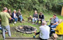 Abschlussbesprechung an der Wanderhütte in Kettenacker.  FOTO: PRIVAT