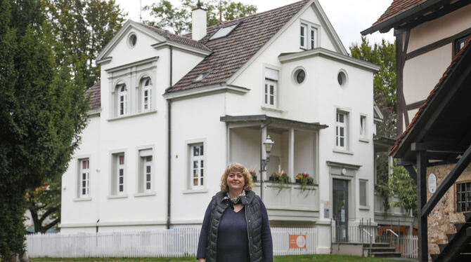 Sandra Ebinger vor dem Familienzentrum im Schlösslespark.