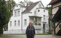 Sandra Ebinger vor dem Familienzentrum im Schlösslespark.