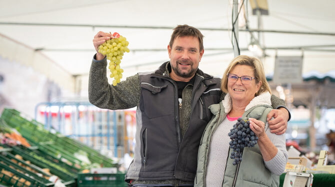 Marktbeschicker Alexander Bunzel und seine Mutter Theresia haben derzeit viele verschiedene Tafeltraubensorten im Angebot.