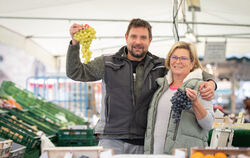 Marktbeschicker Alexander Bunzel und seine Mutter Theresia haben derzeit viele verschiedene Tafeltraubensorten im Angebot.