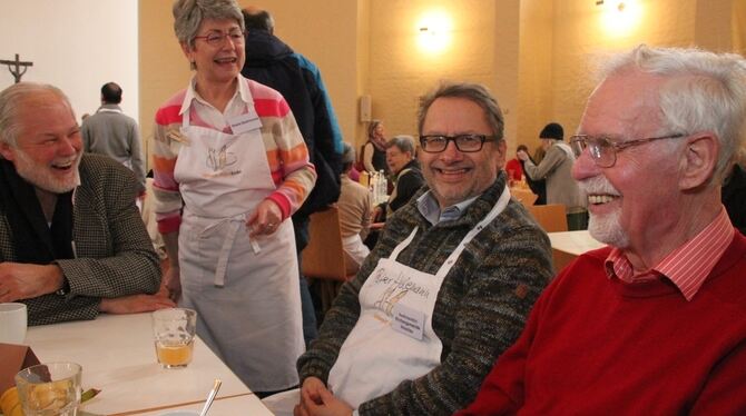 Beste Stimmung beim Besuch der Reutlinger Vesperkirchen-Macher Klaus Kuntz (rechts) und Günter Klinger (links) bei Peter Heilema