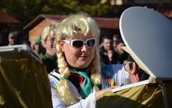 S'Bärbele alias BM Peter Nußbaum riskiert einen Blick ins Klo.