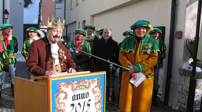 Nach 40 Schultheißjahren König: Robert Riehle wurde von Manfred Bachmann gekrönt. FOTO: OEL