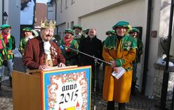 Nach 40 Schultheißjahren König: Robert Riehle wurde von Manfred Bachmann gekrönt. FOTO: OEL