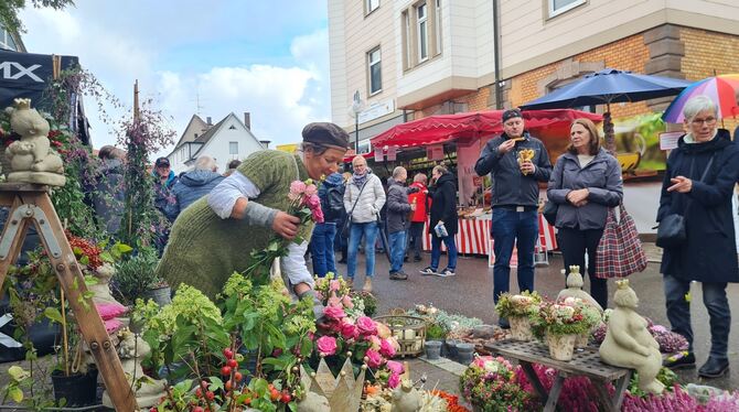 Von Anfang an mit ihrem Blumenstand dabei und bekennender Münsingen-Fan: Floristmeisterin Anne-Kathrin Faiss aus Nürtingen.