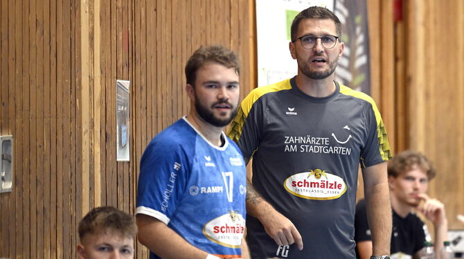 Pfullingens Trainer Fabian Gerstlauer und die Spieler Valentin Mosdzien (stehend), Jason Ilitsch und Fynn Hofele (verdeckt).