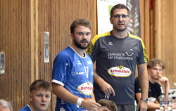 Pfullingens Trainer Fabian Gerstlauer und die Spieler Valentin Mosdzien (stehend), Jason Ilitsch und Fynn Hofele (verdeckt). 