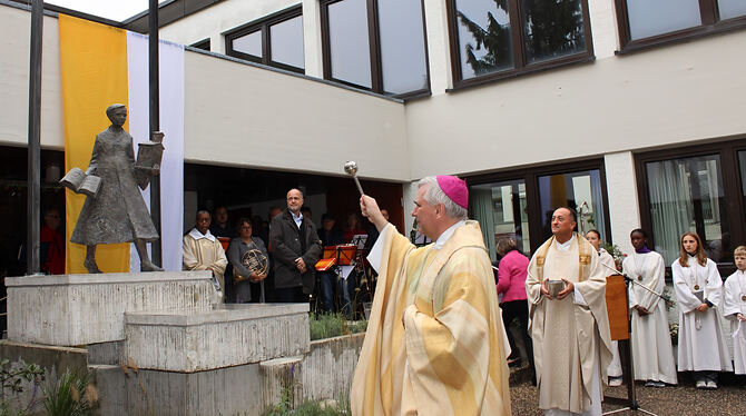 Weihbischof Matthäus Karrer weihte die Statue des Heiligen Wolfgang.