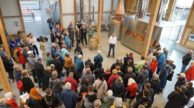 Whisky-Produzent Hans-Gerhard Fink (weißes Hemd) bei einer der zahlreichen Führungen durch seine neue Destillerie.  FOTOS: LENK