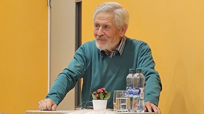 Eberhard Zacher berichtete von seinem langjährigen Engagement.  FOTO: JOCHEN