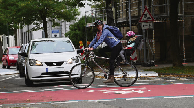 Groß und Klein strampeln gelassen über die Fahrradachse. Die Autos auf der Kaiserstraße brauchen nur kurz anhalten. Das friedlic