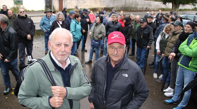 Sie hatten beim Ortsrundgang viel zu erzählen: Die ehemaligen TSV-Vorsitzenden Werner Christner (links) und  Manfred Geckeler.