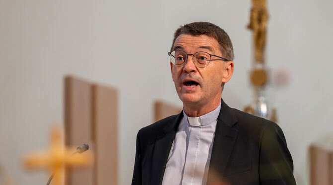 Der neue Rottenburger Bischof Klaus Krämer vergaß bei seiner ersten Rede im Rottenburger Dom, sein Handy auszuschalten.  FOTO: W