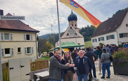 Ortsvorsteher Emanuel Kraft (von links), die ehemalige Ortsvorsteherin Evi Wizemann und Bürgermeister Mike Münzing stoßen auf de