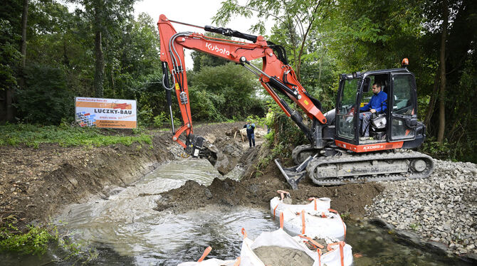 Baggerbiss mit Folgen: Die Verlegung des Mühlkanals Mitte September löste eine Grundwasserblase unter der Schulsporthalle aus. I