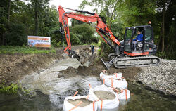 Baggerbiss mit Folgen: Die Verlegung des Mühlkanals Mitte September löste eine Grundwasserblase unter der Schulsporthalle aus. I