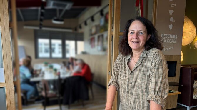 Annette Schuberth bei einem Kaffeekränzchen in »geschütztem  Rahmen« in  Ohmenhausen.  FOTO: ECKELT