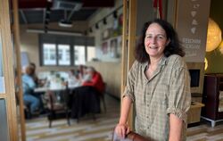 Annette Schuberth bei einem Kaffeekränzchen in »geschütztem  Rahmen« in  Ohmenhausen.  FOTO: ECKELT 