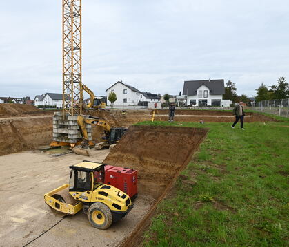 Auf dem 3.800 Quadratmeter großen Grundstück am Ortsrand von Sickenhausen entstehen vier Mehrfamilienhäuser mit 28 Wohnungen.