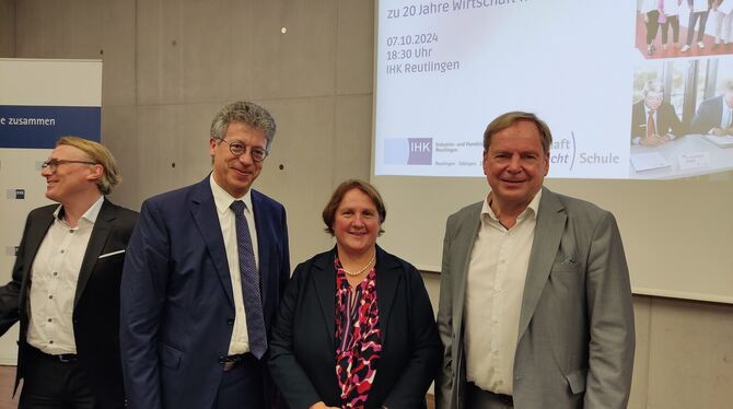 Theresa Schopper bei der IHK. Links Vizepräsident Johannes Schwörer, rechts Hauptgeschäftsführer Wolfgang Epp.  FOTO: RAHMIG