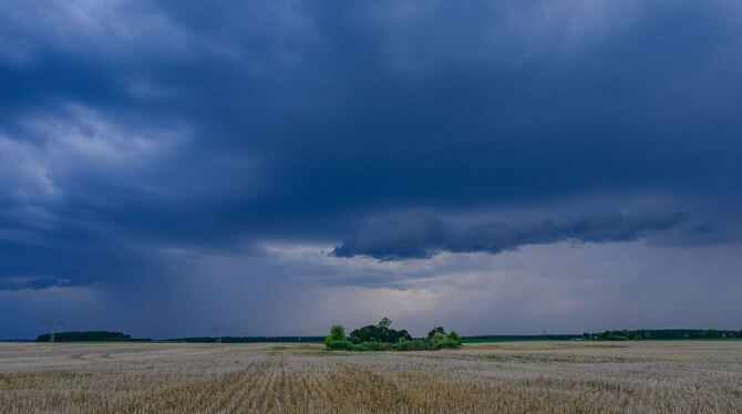 Gewitter ziehen über die Landschaft