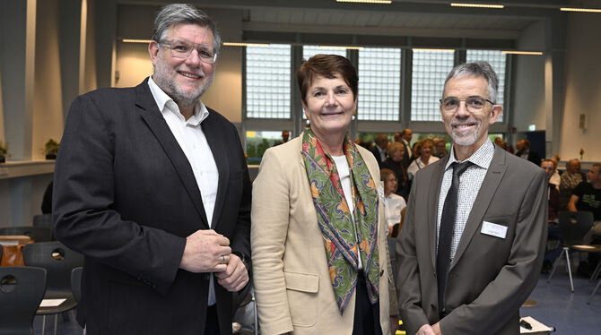 Landrat Dr. Ulrich Fiedler (von links) und Dr. Susanne Pacher (Abteilungspräsidentin für Schule und Bildung), gratulierten Jürge