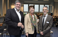 Landrat Dr. Ulrich Fiedler (von links) und Dr. Susanne Pacher (Abteilungspräsidentin für Schule und Bildung), gratulierten Jürge