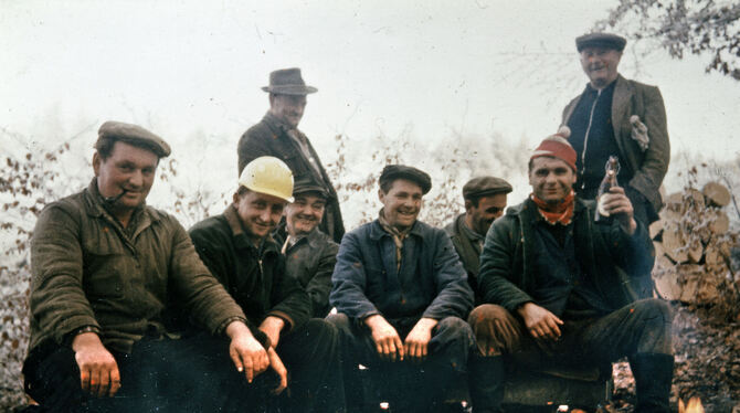 Im Winter gingen die Wannweiler Bauern zum Holzmachen in den Wald. Dieses Bild ist um 1960 entstanden.