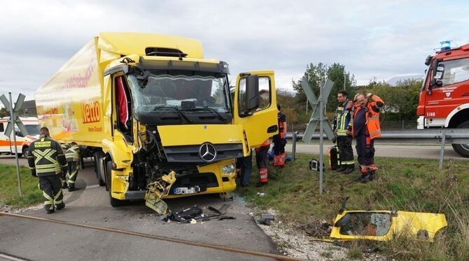 Der Fahrer dieses Lastwagens hat offenbar den herannahenden Zug der Alb-Bahn übersehen. Auf dem unbeschrankten Bahnübergang bei