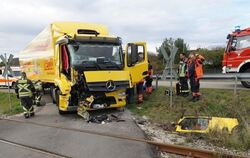 Der Fahrer dieses Lastwagens hat offenbar den herannahenden Zug der Alb-Bahn übersehen. Auf dem unbeschrankten Bahnübergang bei 