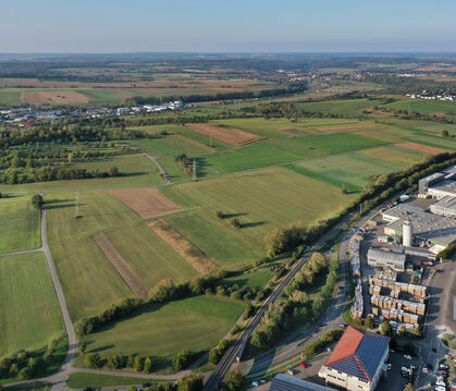 Die geplante Endelbergtrasse durchquert dieses Gebiet zwischen dem Ofterdinger Friedhof (links oben) und der Bahnlinie im Vorder