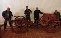 Richard Tröster, Gerhard Kannapin, Klemens Betz und Joachim Erbe (von links) am neuen Standort der  Kanone im Offenhausener Gest