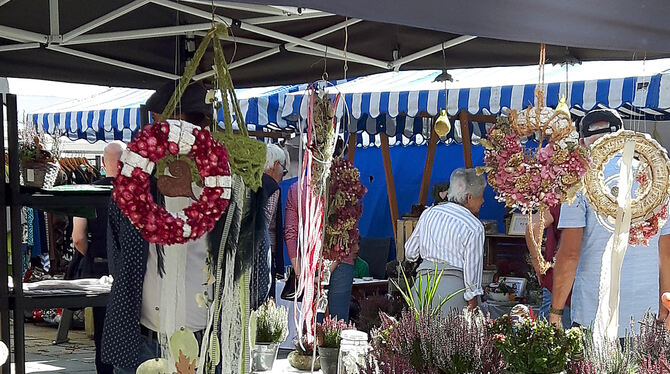 Mit herbstlichem Blumenschmuck: der Kunsthandwerkermarkt in Dettingen. Er läuft am Samstag von 13 bis 18 Uhr und am Sonntag von