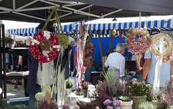 Mit herbstlichem Blumenschmuck: der Kunsthandwerkermarkt in Dettingen. Er läuft am Samstag von 13 bis 18 Uhr und am Sonntag von 