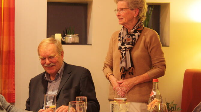 Hubert Wicker, hier mit Birgit Walter, zu Gast bei der Senioren-Union in Ofterdingen.