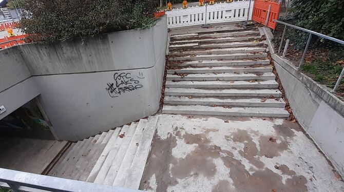 Halbfertig: die Treppe an der Metzinger Bahnhofsunterführung beim Öschweg.