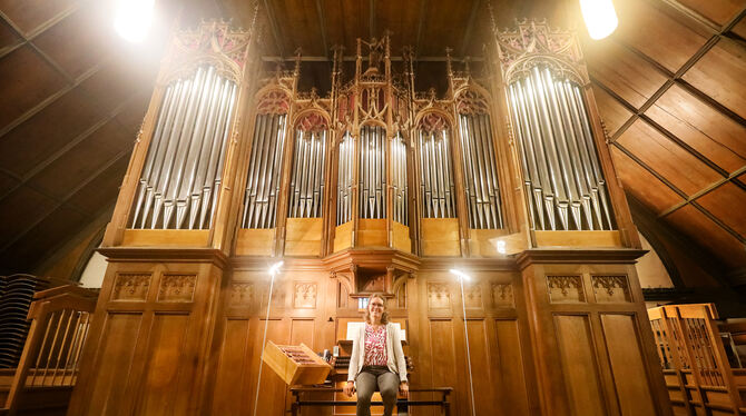 Bezirkskantorin Bettina Maier spielt seit 2018 auf der auf der Orgel in der Pfullinger Martinskirche.